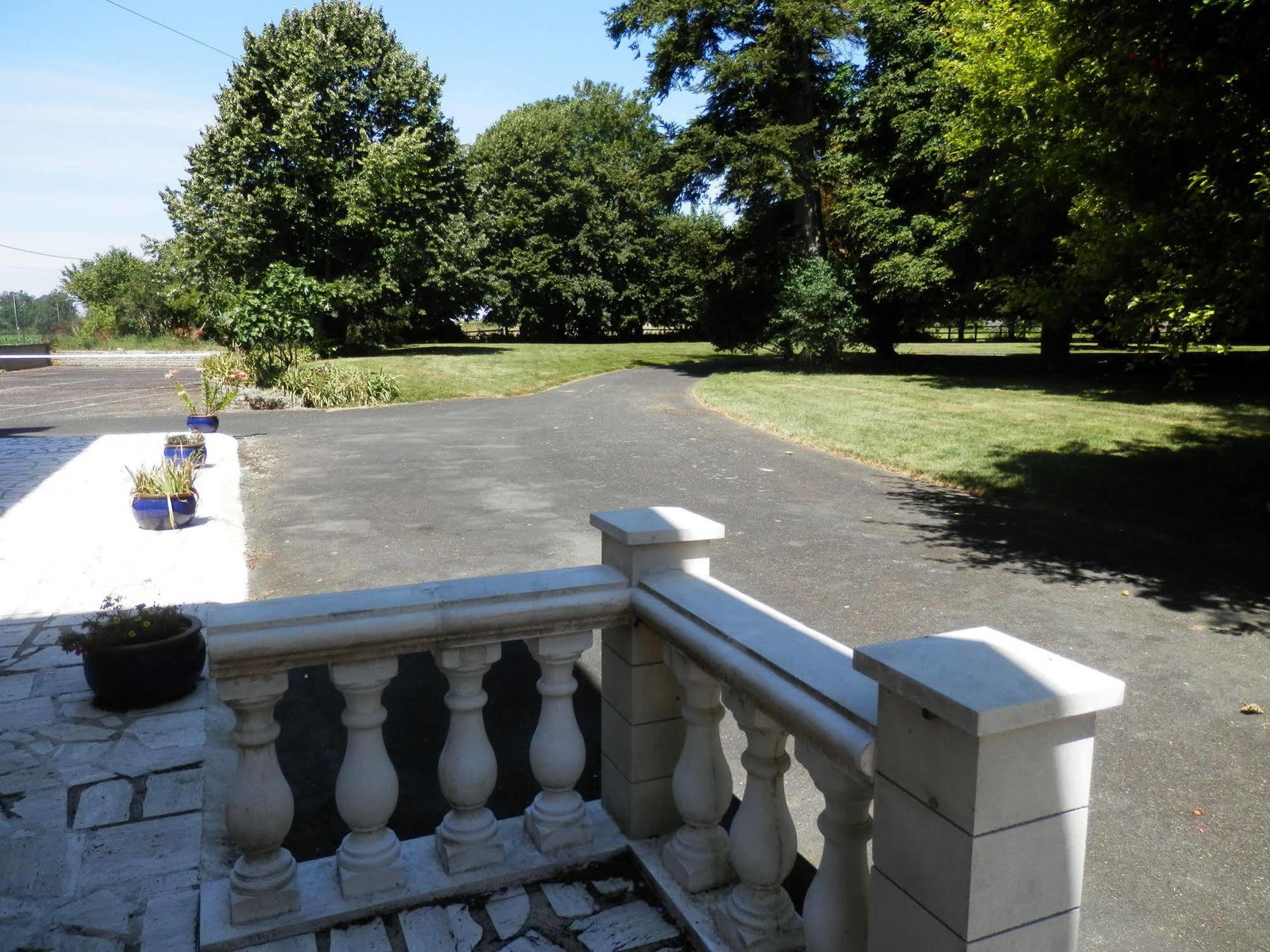 Chateau Ardilleux Bagian luar foto